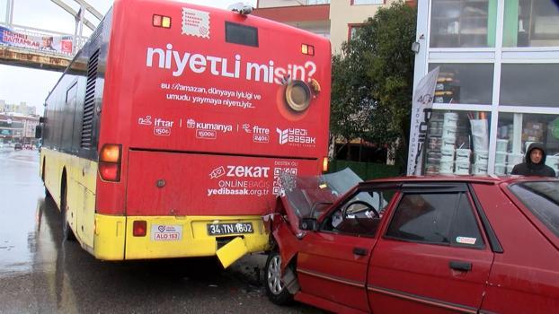 İstanbul - Ümraniye'de İETT otobüsüne çarpan otomobilin sürücüsü yaralandı