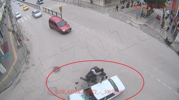 Motosikletin otomobile çarptığı kaza kamerada: 1 yaralı