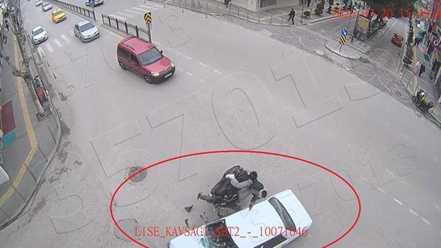 Motosikletin otomobile çarptığı kaza kamerada: 1 yaralı