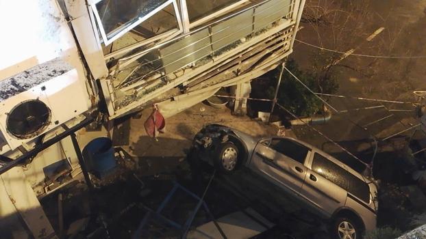 İstanbul - Silivri'de hafif ticari araç 5 metre yükseklikten düştü: 1'i ağır, 2 yaralı