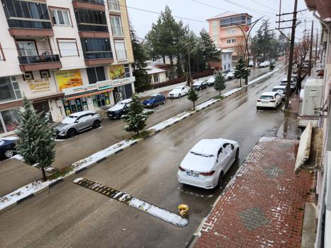 Çay ilçesi güne karla uyandı