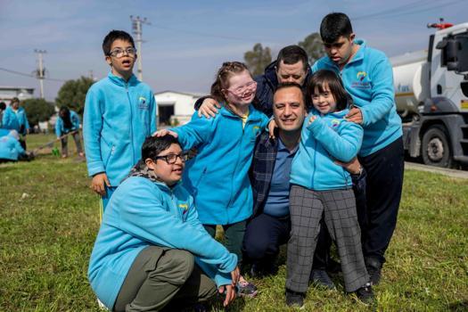 Bornova'da özel çocuklar çam fidanlarını toprakla buluşturdu