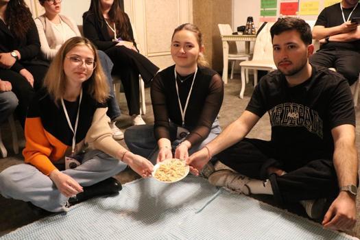 Kayseri’ye gelen Erasmus öğrencileri mantı açtı