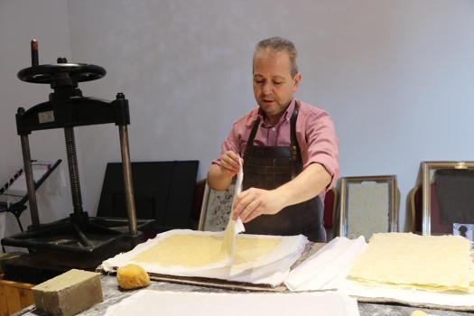 Tarihi konak atölyeye çevrildi; 2 bin yıllık yöntemle sanatsal kağıtlar üretiliyor / Ek fotoğraflar