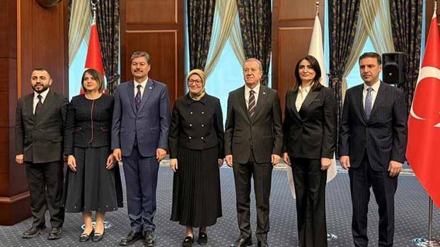 Siyasi partiler bayramlaştı