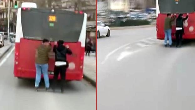 Otobüsün arkasına tutunan patenli çocukların tehlikeli yolculuğu kamerada