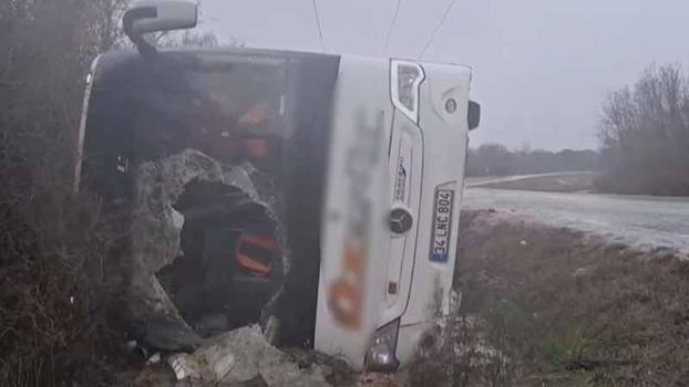 Çatalca'da polisleri taşıyan midibüs devrildi: 3 polis yaralı