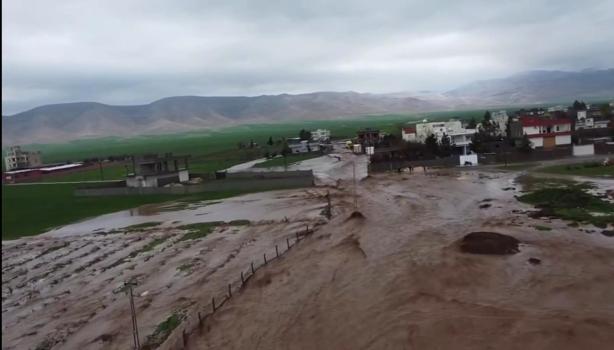 Nusaybin’de sağanak ve dolu: yollar göle döndü, evleri su bastı (2)