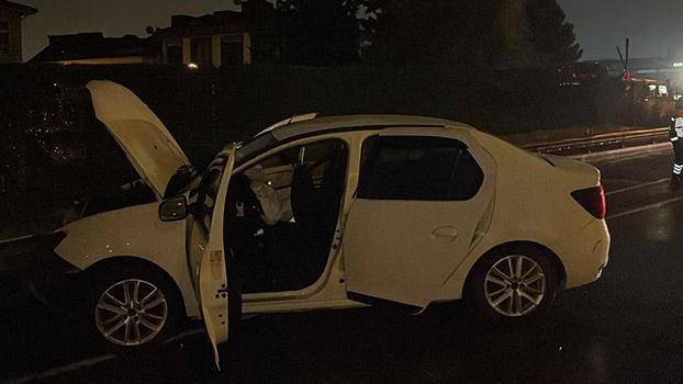 Eyüpsultan'da otomobil bariyerlere çarptı: 3 yaralı