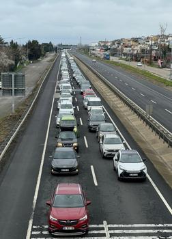 Tekirdağ-İstanbul kara yolunda araç yoğunluğu; ağır vasıtalara kısıtlama