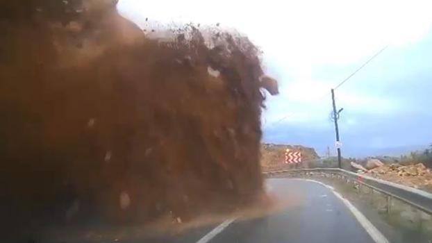 Mersin'de cipin kaya parçalarının altında kaldığı heyelan kamerada