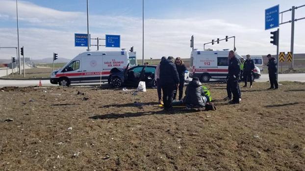 Otomobille hafif ticari aracın çarpıştığı kaza kamerada; 1’i çocuk, 6 yaralı