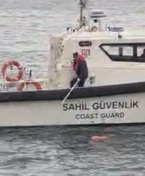 Denizde hareketsiz halde bulunan kadın hastaneye kaldırıldı