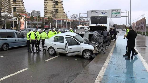 Kartal'da otomobil park halindeki araca çarptı: 1'i ağır 3 yaralı