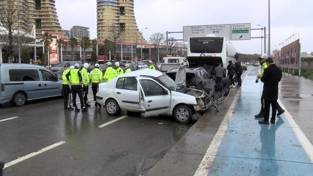 İstanbul - Kartal'da otomobil park halindeki araca çarptı: 1'i ağır 3 yaralı