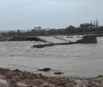 Diyarbakır’da sağanak sele neden oldu, köprü su altında kaldı