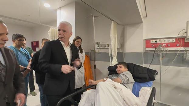 Vali Gül, Fatih'teki çöken binaların enkazından kurtarılan yaralıları ziyaret etti