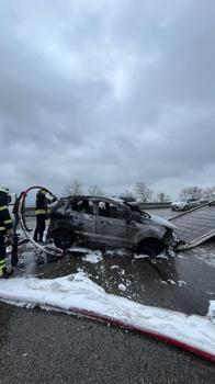 Tekirdağ'da kaza yapıp alev alan otomobil, kullanılamaz hale geldi