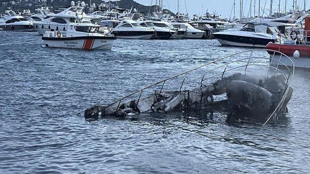 Bodrum'daki yat yangını sonrası temizlik ve enkaz kaldırma çalışması başlatıldı