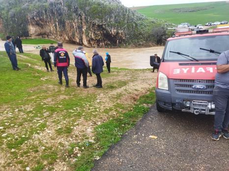 Sel suyuna kapılıp, mağaraya sığınan 4 çiftçi kurtarıldı