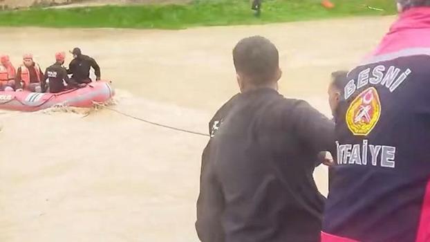 Sel suyuna kapılıp, mağaraya sığınan 4 çiftçi kurtarıldı