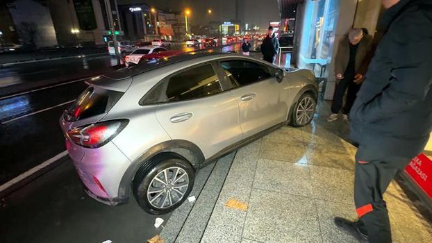 Avcılar’da otomobil kaldırımdaki çocuğa çarptı