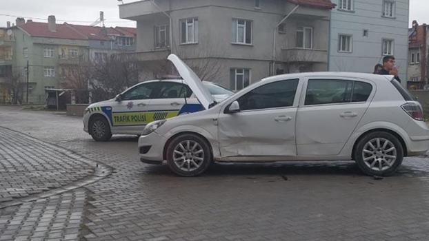 Otomobiller çarpıştı; aynı aileden 1’i çocuk 3 yaralı