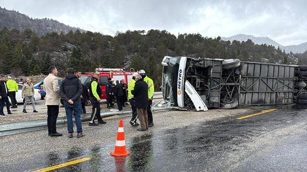 Konya-Antalya kara yolunda yolcu otobüsü devrildi; 2'si ağır 15 yaralı