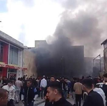 Şanlıurfa’da trafodaki patlamada park halindeki 4 araç hasar gördü