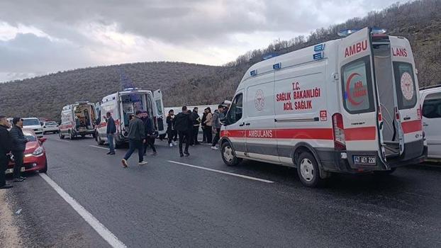 Mardin’de yolcu midibüsü devrildi: 13 yaralı