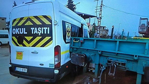 Lokomotifin okul servis minibüsüne çarptığı anlar kamera