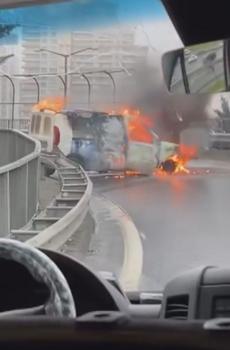 İstanbul - Esenyurt TEM Otoyolu'nda seyir halindeki hafif ticari araç alev alev yandı