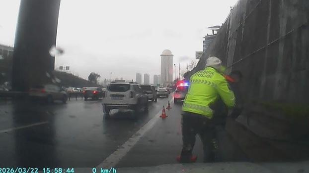 Bağcılar'da boğazına şeker kaçan sürücüyü polis kurtardı