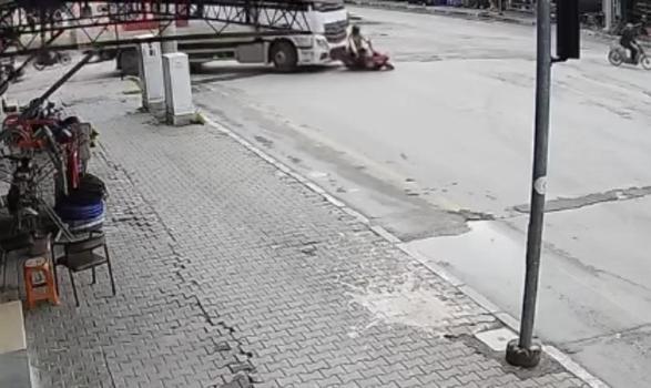 Osmaniye’de kamyonun çarptığı motosikletin sürücüsü öldü; kaza kamerada