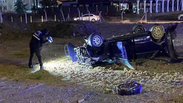 Ankara'da otomobil, bariyerlere ve direğe çarpıp takla attı: 1 ölü