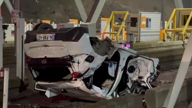 Pendik’te otomobil gişelere çarptı: 2 yaralı