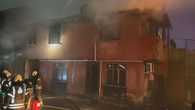 Sultangazi'de 2 katlı binada çıkan yangın söndürüldü