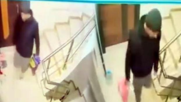 Avcılar'da apartmanda beğendiği ayakkabıları poşetlere koyup kaçtı