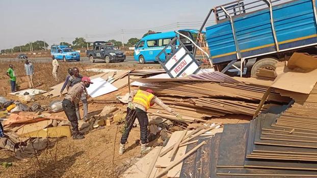 Nijerya'da yolcu taşıyan kamyon devrildi: 10 ölü, 20 yaralı