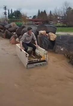 Yola dolan suda hurda buzdolabı kasasıyla ilerledi
