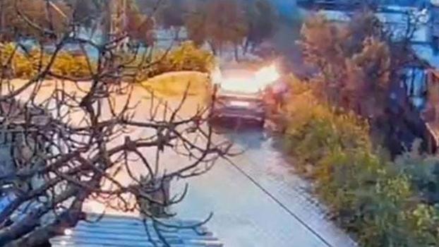 Otomobili kundaklayan şüpheli, alevlerin arasında kaldı