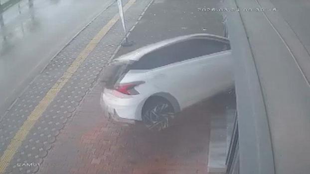 Osmaniye’de otomobilin iş yerine daldığı kaza kamerada