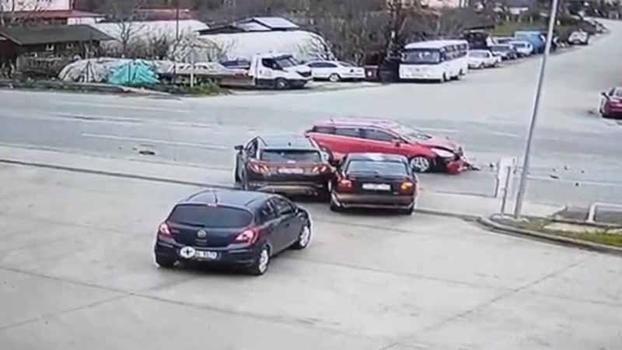 Bartın'da 3 aracın karıştığı kaza kamerada