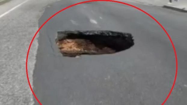 Diyarbakır’da çöken yolda 1 metrelik çukur oluştu, trafik kilitlendi