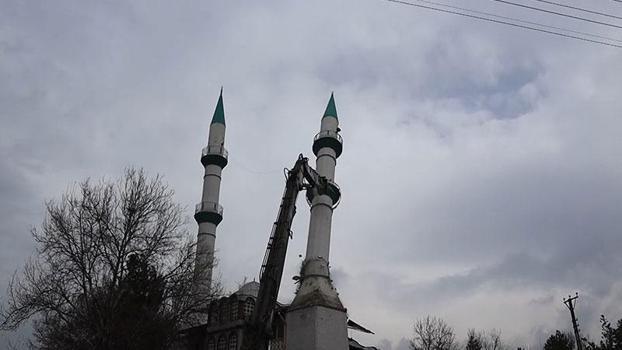 Depremde hasar alan 43 yıllık cami kontrollü şekilde yıkıldı