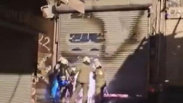 Beyoğlu'nda tek katlı iş yeri alev alev yandı