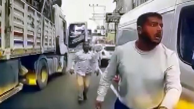 TIR’la otomobilin önünü kesip, sürücüyü tehdit eden baba ile oğlundan 'el hareketi' iddiası