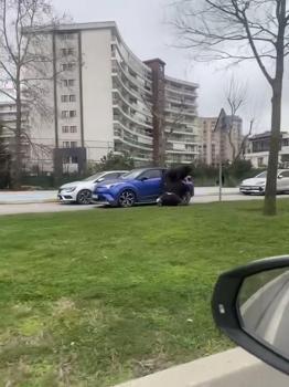 İstanbul - Pendik'te trafik tartışmasında iki kadın saç saça kavga etti