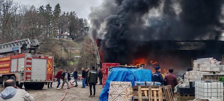 Yangın çıkan depoda zarar oluştu