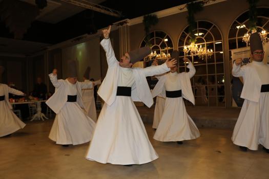 Down sendromlu çocukların semazen ve zeybek gösterisi beğeni topladı